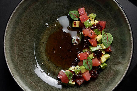 Тартар тунец, авокадо и соево-кунжутная икра