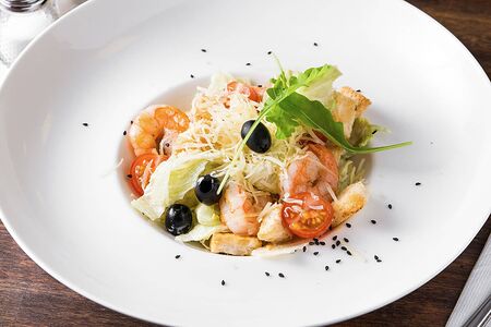 Салат Цезарь с креветками и розмарином с сырным соусом