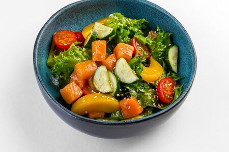 Легкий салат с лососем и персиками