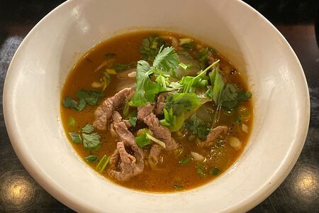 Сычуаньский острый суп с говядиной и лапшой