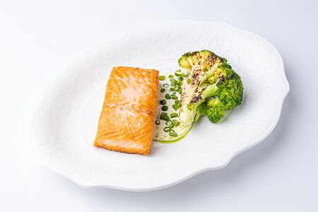 Стейк форели с брокколи в сливочном соусе