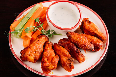 Запеченные куриные крылья под соусом шрирача