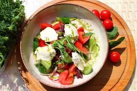 Салат овощной с сыром и маслом