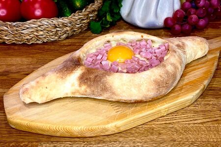 Хачапури по-аджарски с ветчиной