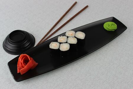 Ролл с креветкой