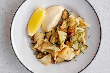 Хрустящий кальмар, цукини, лимонный майонез