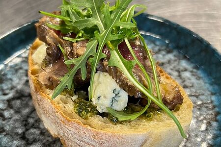 Брускетта с ростбифом и сыром дорблю