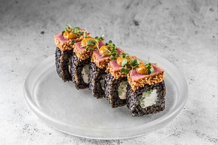 Black tataki ролл с тунцом