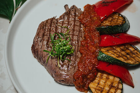 Стейк из говядины с овощами