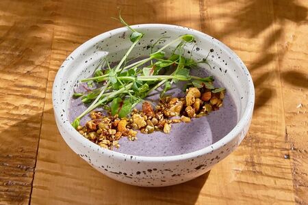 Боул Черничный с голубой матчей, кокосом и бананом