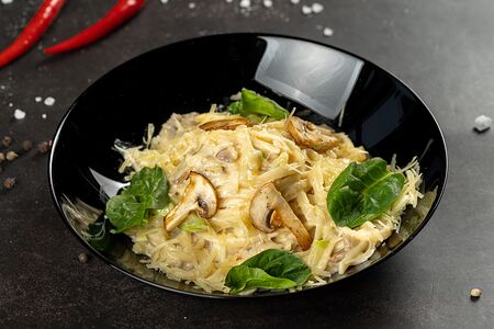 Паста с грибами под соусом альфредо