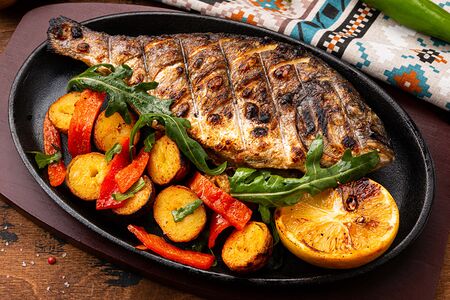 Дорадо на мангале с картофелем