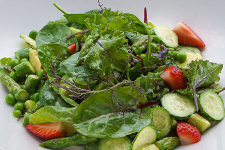 Зеленый салат с горошком, клубникой и авокадо