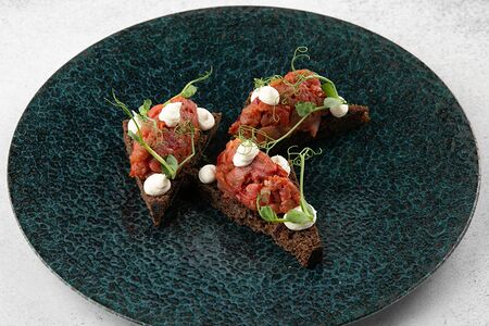 Тартар из говядины с кремом из пармезана