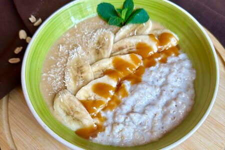 Овсяная каша Банан, арахисовая паста и карамель