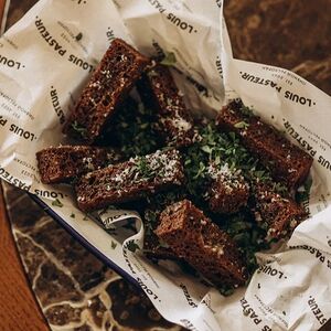 Фирменные гренки с пармезаном