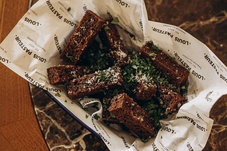 Фирменные гренки с пармезаном