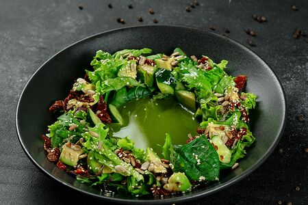 Свежий зеленый салат с заправкой на основе орехов