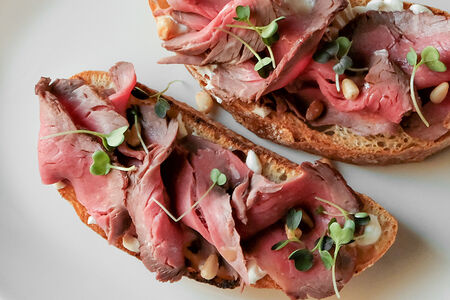 Брускетта с ростбифом