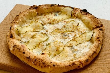 Пицца с грушей и сыром дорблю