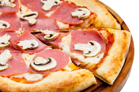 Пицца с ветчиной и грибами