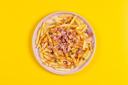 Картофель фри с сырным соусом и беконом