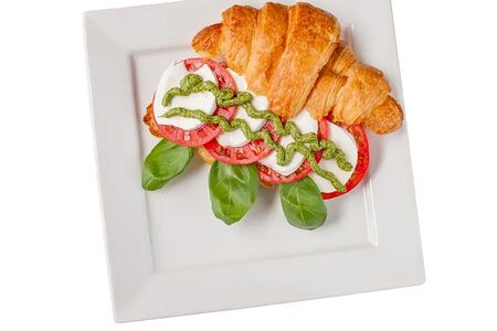 Круассан с розовыми томатами и моцареллой