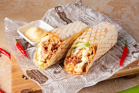 Шаурма с курицей и сырным соусом