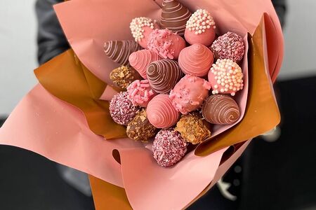 Букет из клубники в молочном и розовом шоколаде Cosmo