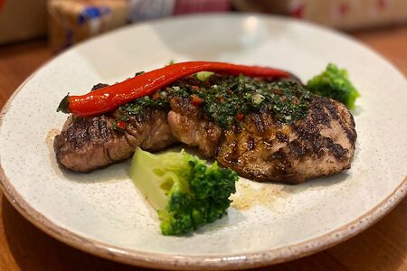 Стейк из свинины с соусом чимичурри