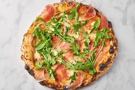 Пицца с прошутто и рукколой
