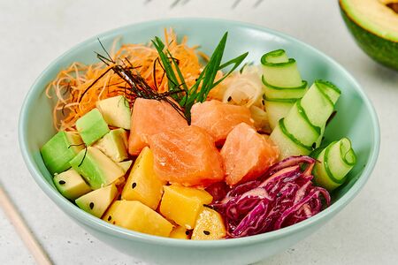 Поке с лососем и манго