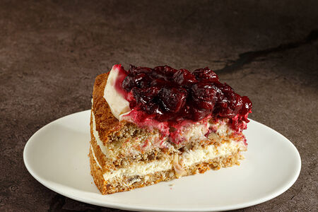 Морковный торт с вишней