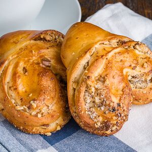 Булочка с орехами