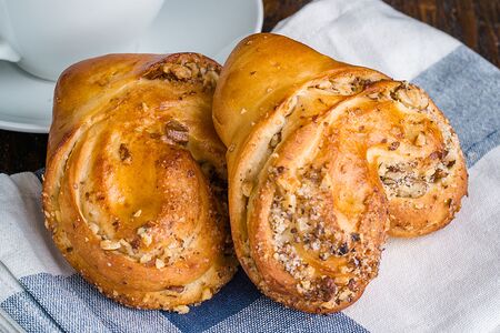 Булочка с орехами