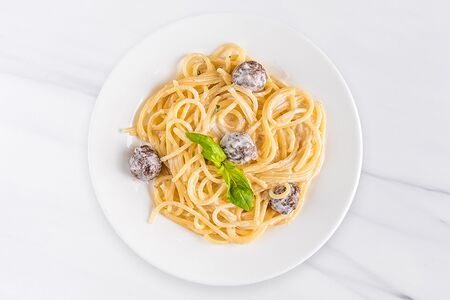 Спагетти с фрикадельками и сырным соусом