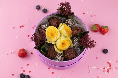 Клубника в шоколаде с цветами в подарочной упаковке