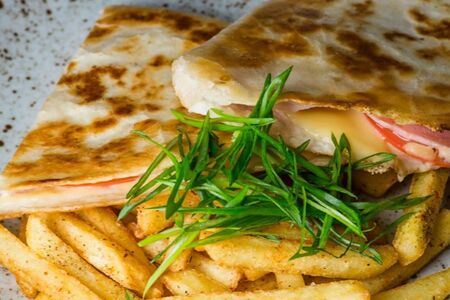 Тортилья с ветчиной, сыром и помидорами