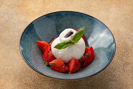 Буррата со сладкими томатами