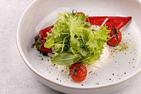 Салат с сыром страчателла и запеченным перцем