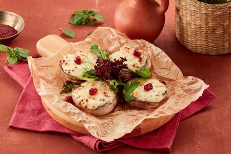 Шляпки шампиньонов, запечённые с сыром