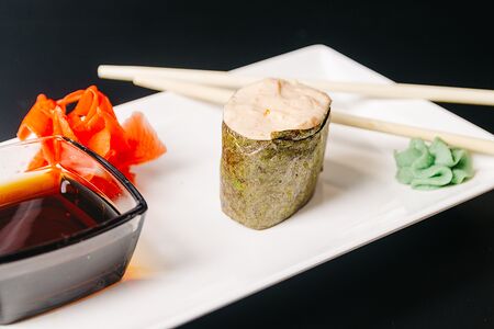 Спайси саке нигири