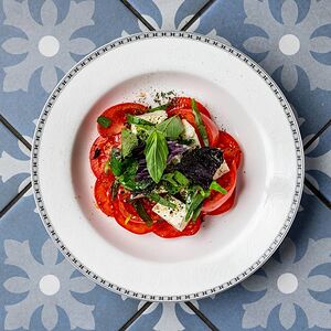 Салат из помидоров с домашним сыром