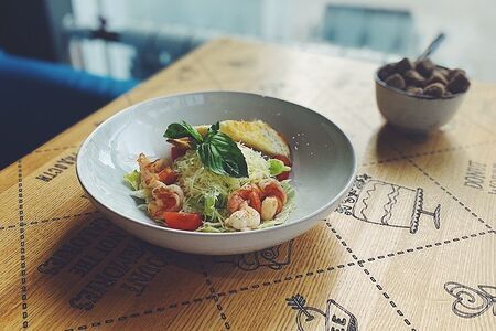 Листья салата с королевскими креветками