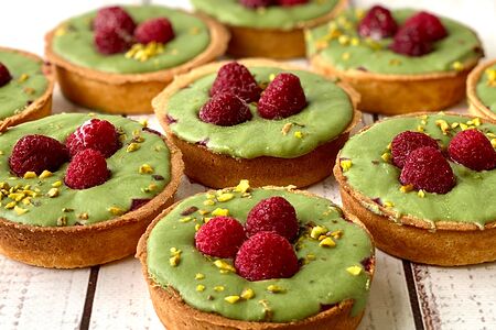 Тарталетка с фисташкой и малиной