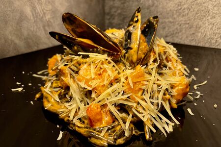 Черные спагетти с морепродуктами