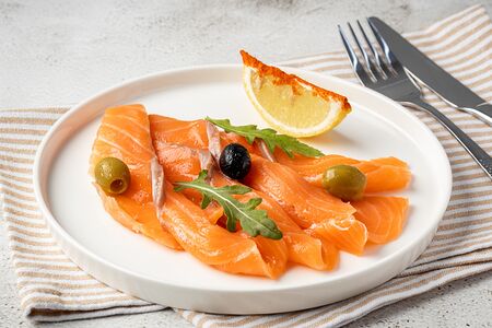 Семга слабосоленая с лимоном и зеленью