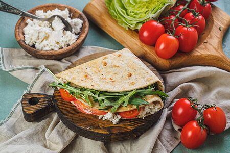 Эчпочмакфреш Капрезе с солёным творогом, рукколой и соусом песто