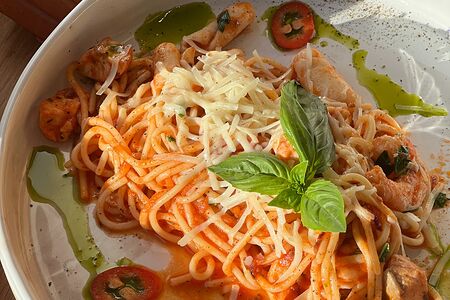 Паста в томатах с морепродуктами