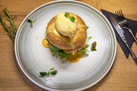 Бейгл с лососем и яйцом пашот
